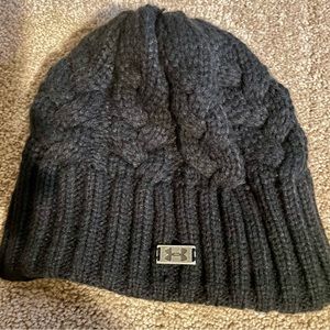 Under Armour knit hat with fleece lining black gently used in great condition.